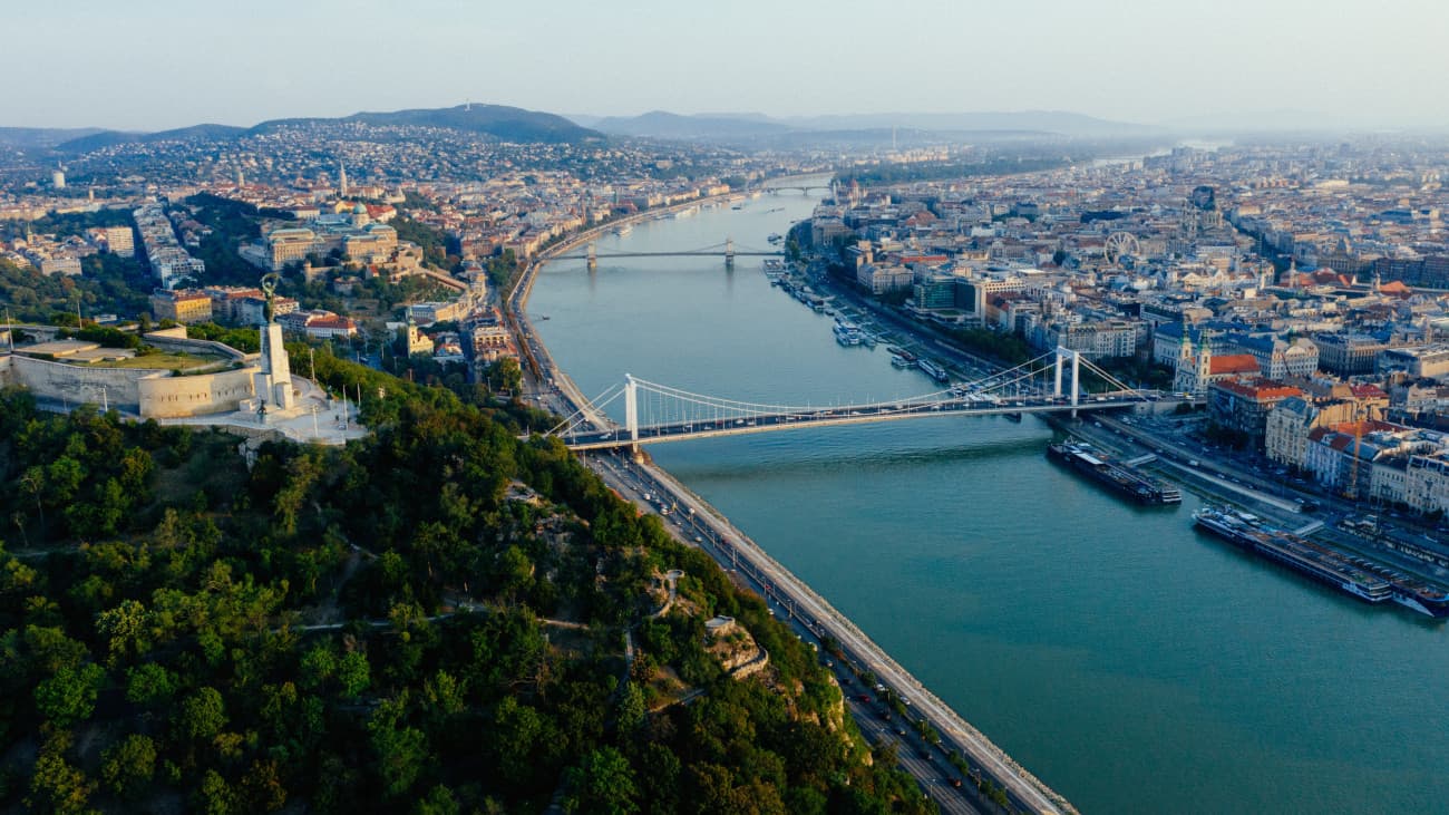Egy egész sor budapesti útvonalat lezárnak – itt a teljes lista