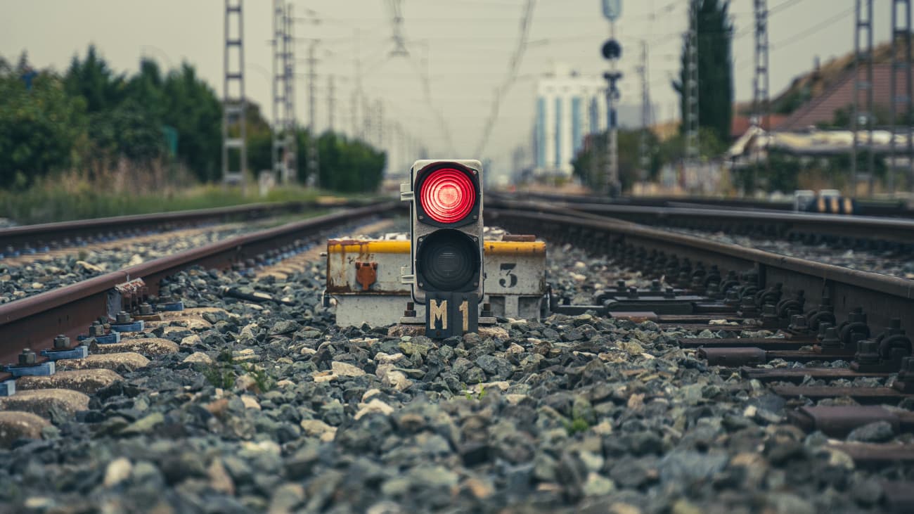 Betonkeverővel ütközött, kisiklott és felborult az Intercity – egy ember meghalt