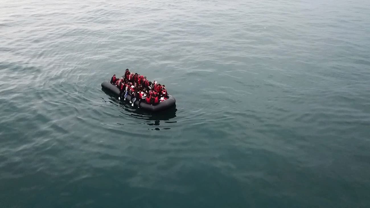 Tengernyi migránst mentenek, tarthatatlanul viselkednek