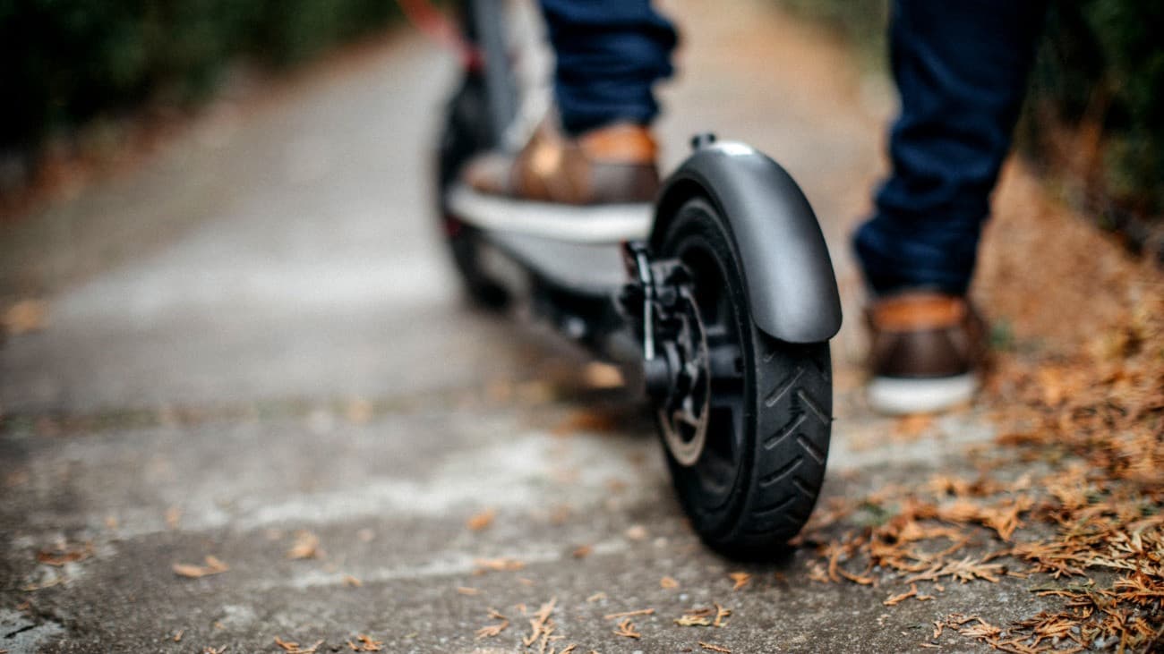 Nem tetszett a rolleres kézmozdulata az autósnak, durván reagált – videó