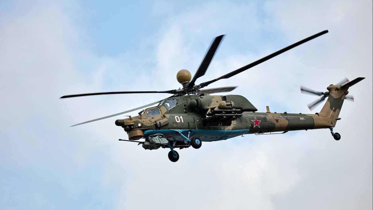 Az autóúton bukott oldalára a katonai helikopter – videó