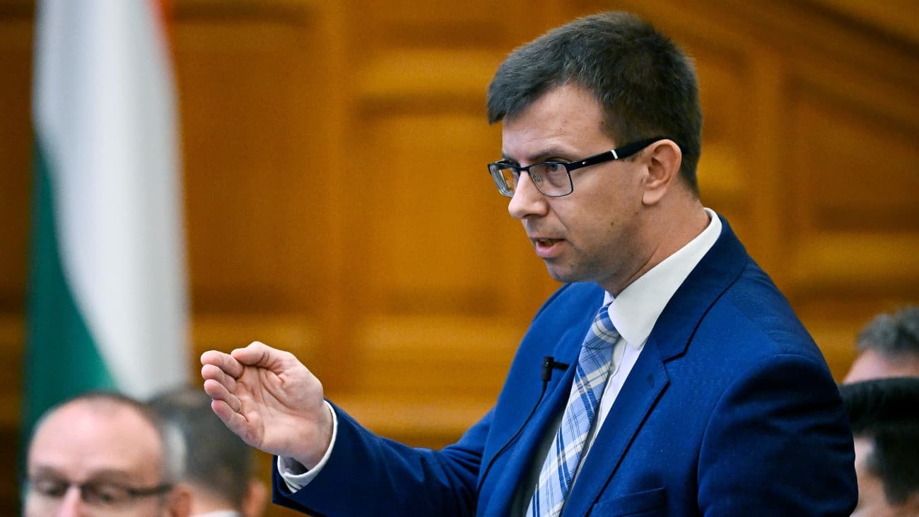 NKA-botrány: amíg Hankó Balázs a parlamentben beszélt, újra nyomozók kopogtattak a Fidesz szervereiért