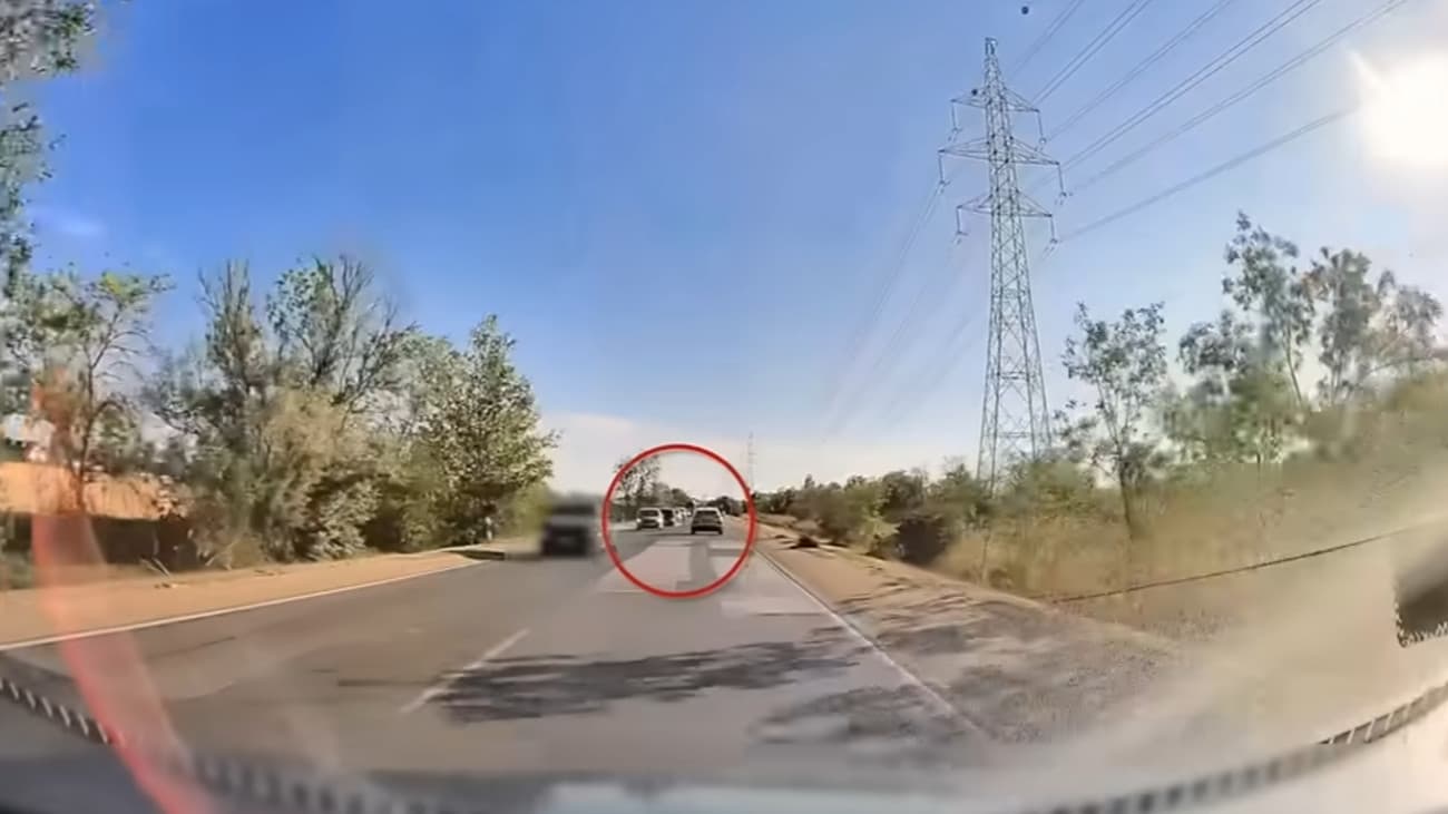 Szürreális jelenet: leszakadt kerék csapódott a taxis autójába – videó