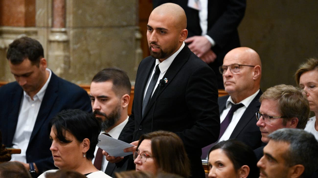 Kiderült, miért nem álltak fel a Mi Hazánk képviselői a roma holokauszt parlamenti megemlékezésén