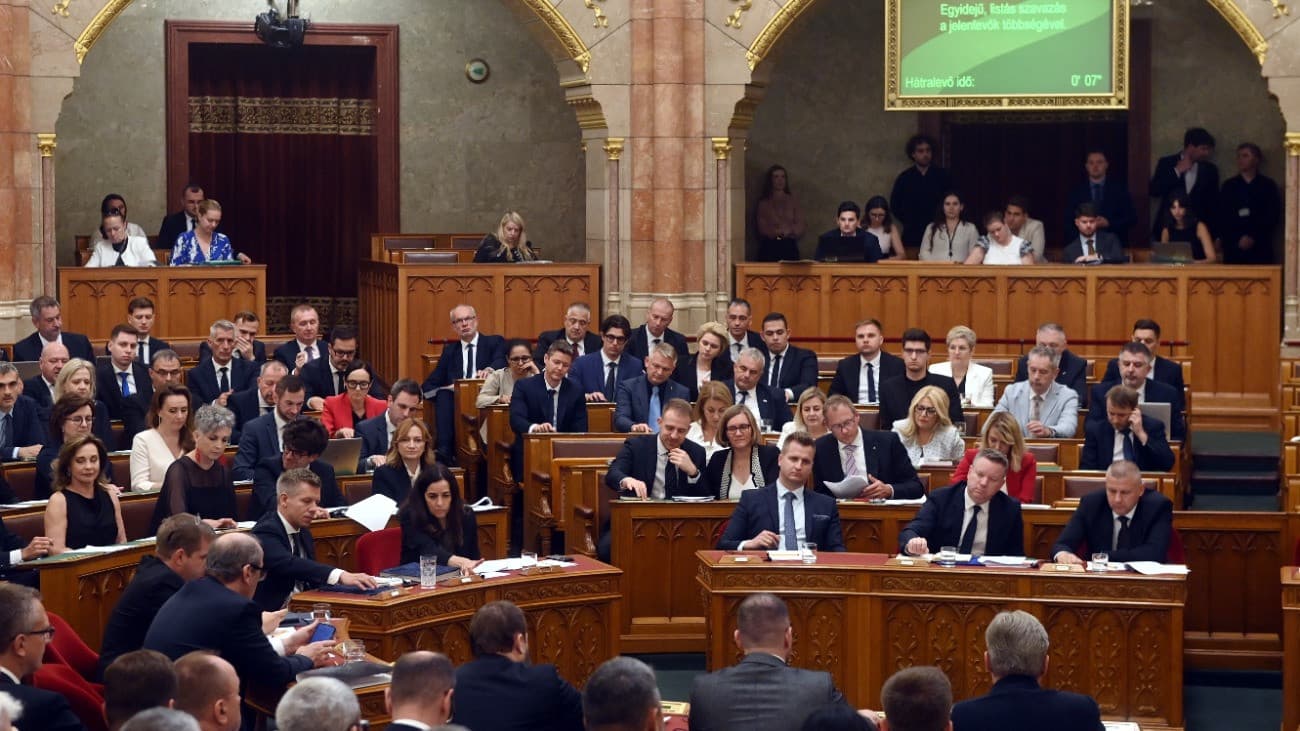 Rendkívüli ülésre készül a parlament, titkos szavazás jön