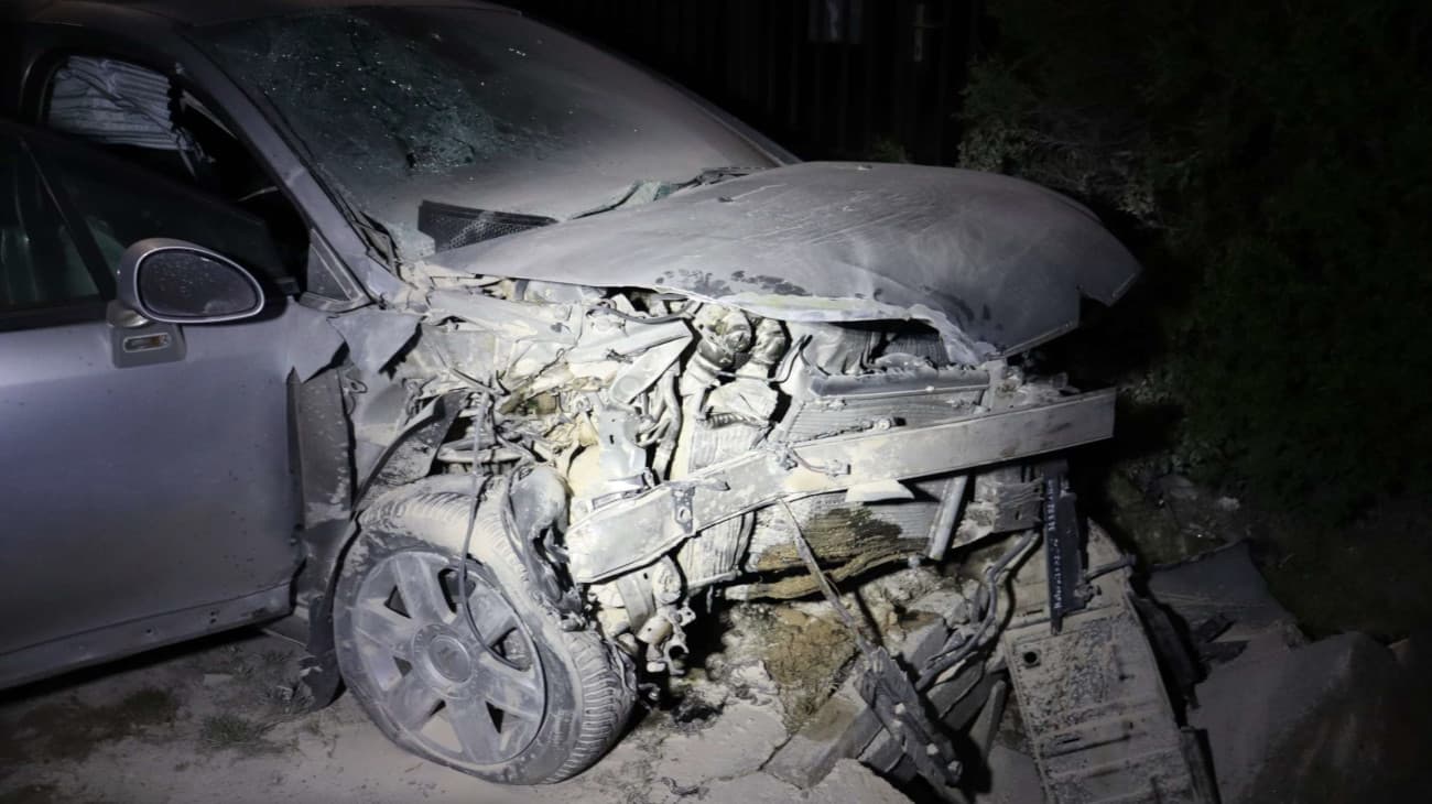 Betonhídnak hajtott az ittas vezető Eger közelében, kigyulladt az autó