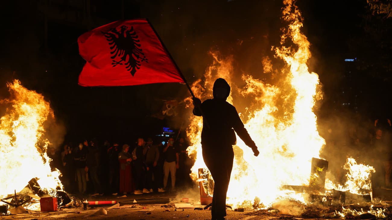 Lángolt az oktatási minisztérium épülete, elvadulnak a diáktüntetések Albániában