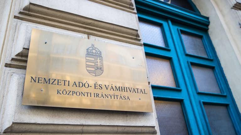 Fontos tájékoztatást adott ki a NAV és a Pénzügyminisztérium a szeptemberi gyógyszeráfa-csökkentésről