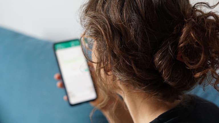 Most érkezhet meg ez az SMS a telefonjára, súlyos figyelmeztetést adott ki a NAV