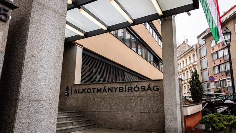 Pillanatokon belül teljesen átrendeződik az Alkotmánybíróság