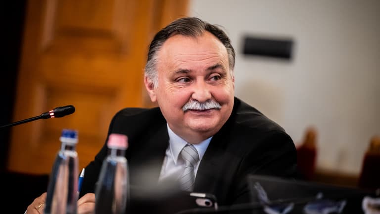 Gajdos László helyreigazította Hadházy Ákost, majd meghívta magához