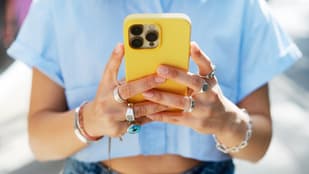 Forró, lassú, kikapcsol? Így tartsa hűvösen mobilját a nyári kánikulában