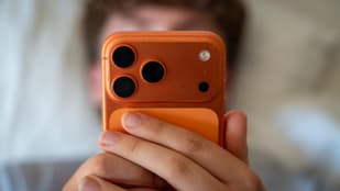 Már most biztos, hogy hiánycikk lesz a méregdrága hajtogatható iPhone