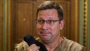 Gulyás Gergely zokniján és a demokráciától szotyizva búcsúzó Orbán Viktoron pörög az internet