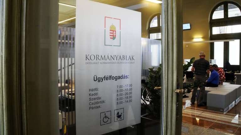 Nem lesz nyári szünet a kormányhivatalokban, de érdemes előre időpontot foglalni