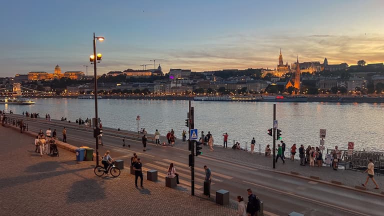 Kitört a zeneháború a Duna-korzón, írtak a főpolgármesternek, hogy tegyen valamit