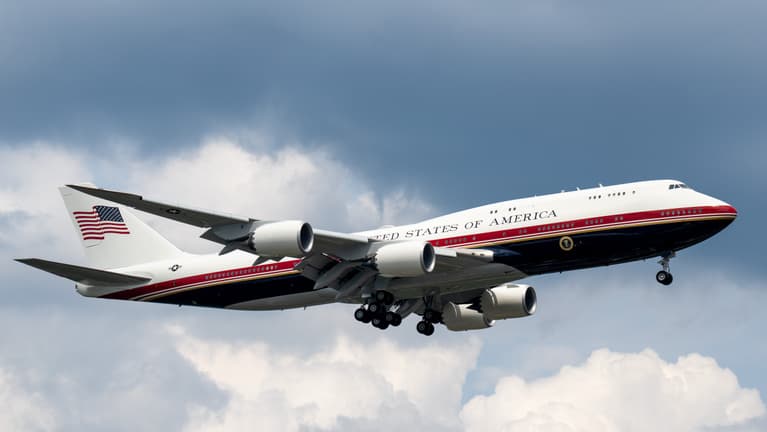 Baj van Donald Trump új különgépével, visszakerül a szerelőhangárba a katari Air Force One