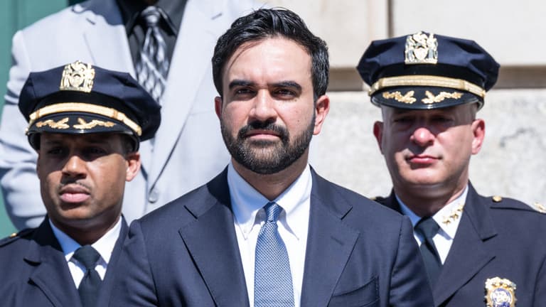 New York polgármestere nem hátrál, Washingtontól várja Netanjahu őrizetbe vételét