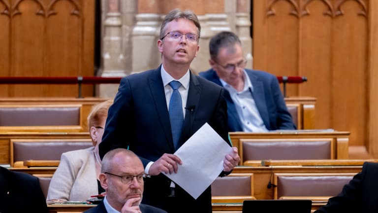 Hankó Balázs „pedofilnak” nevezte a szexuális bántalmazás elleni bábelőadást