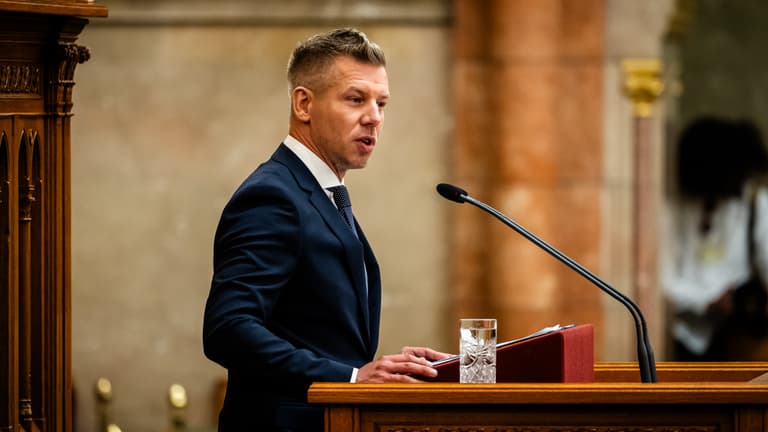 Magyar Péter kifakadt a parlamentben: Amit a gyáva főnökük és önök tettek, az szégyen, szégyen, szégyen