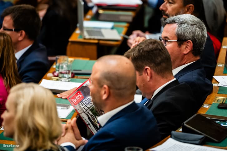 Magyar Péter és Takács Péter megajándékozza egymást