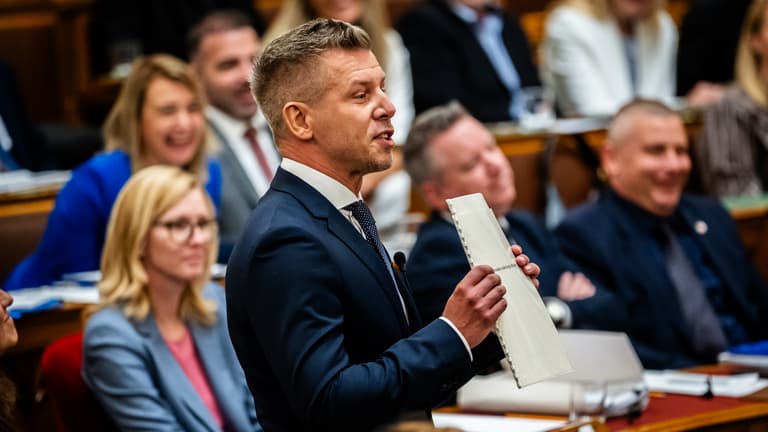 Magyar Péter reagált a Fidesz és a KDNP képviselőinek kivonulására, szerinte gyáván kifutottak a Parlamentből