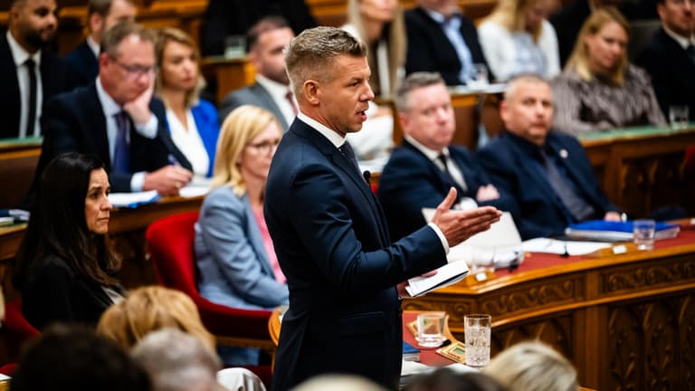 Komoly szópárbaj alakult ki Magyar Péter és Takács Péter között a fideszes politikus asztaláról elemelt iratok miatt