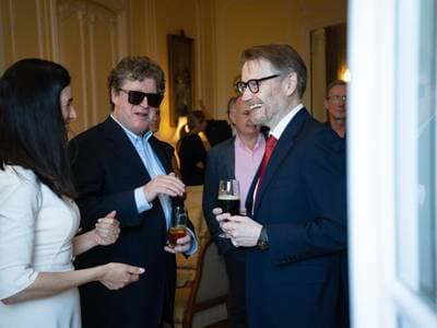 Végigfotózta a punkmozgalmat, Bowie-t, a Kisst és a Queen budapesti koncertjét – Denis O′Regan-interjú