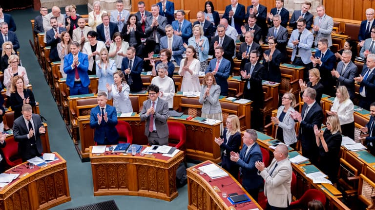 Médiapiaci csúcsvezetővel erősít a Tisza Párt, megvan a frakció új kommunikációs vezetője