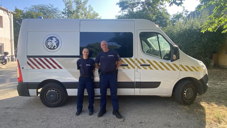 Rabszállító autóval vittek a mentőállomásra egy út mellett fekvő nőt