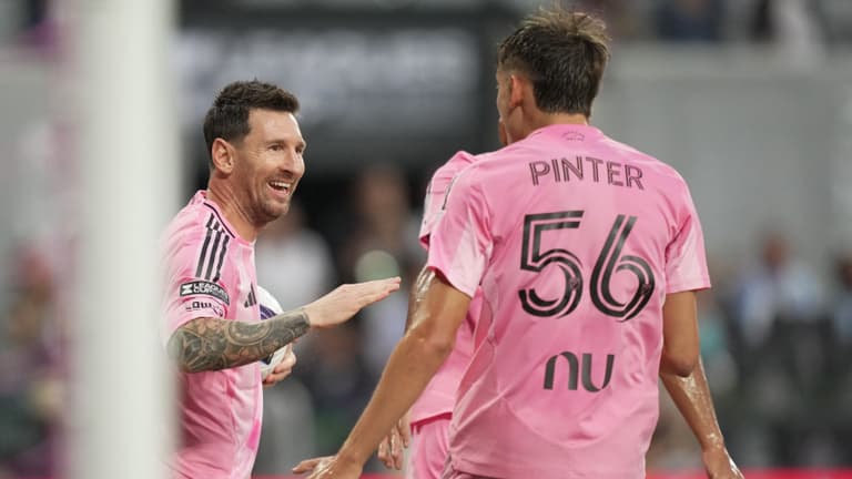 A 39 éves Lionel Messi letépte láncát