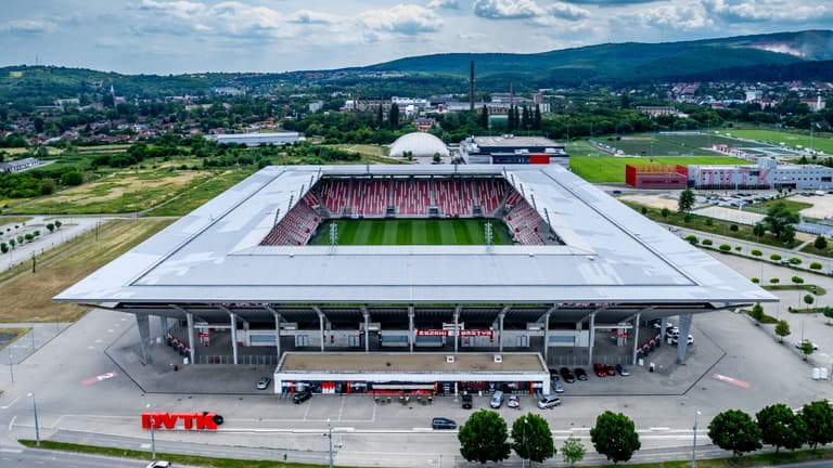 Durva balhé volt Miskolcon, egymással és a magyar szekusokkal verekedtek a nézők