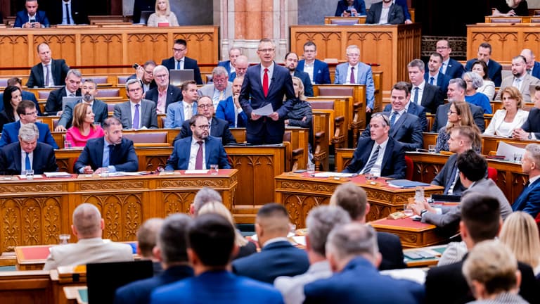 Nézzenek oda! A kormányváltás óta eltelt időszak egyik legfontosabb parlamenti ülése következik