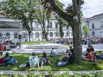Beck Zoli, Kollár-Klemencz és Ferenczi György is érkezik: Különleges esti programok a PIM kertjében