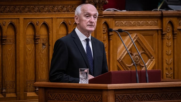Publicus: a többség lecserélné az Alaptörvényt és alkalmasnak tartja Baka Andrást