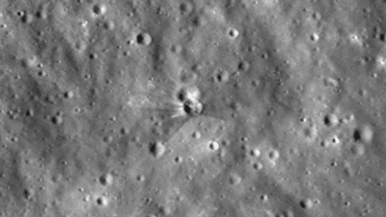 Brutális erővel csapódott a Holdba a SpaceX rakétája: megmutatta a friss krátert a NASA