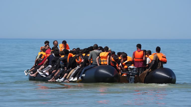 Megrázó felvételen, ahogy migránsok támadnak francia rendőrökre a La Manche csatornánál