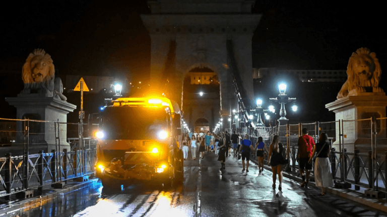 Megviselte a fővárost az ünneplés, augusztus 20. után egész éjjel dolgoztak Budapest tisztaságáért