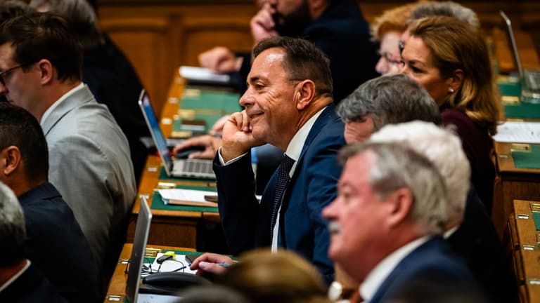 Népszava: Feljelentették Pócs Jánost, a gyanú szerint a fideszes képviselő lefizethette interjúalanyait