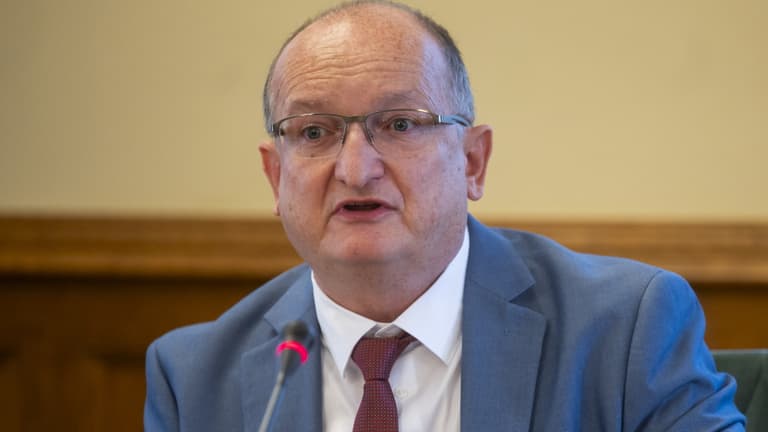 Káosz a bizottsági ülésen, elhalasztották a Független Közmédia Testület jelöltjeinek meghallgatását