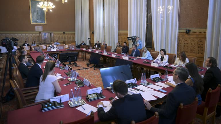 A Tisza leszavazta a Független Közmédia Testület ellenzéki jelöltjeit, tiltakoznak a pártok