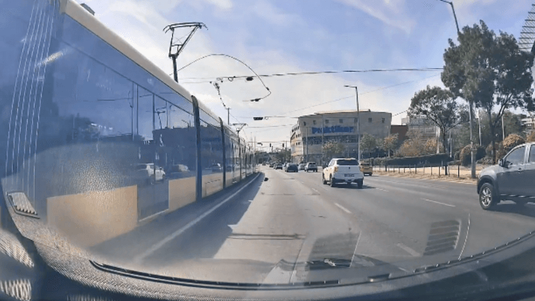 Döbbenetes videó: menet közben csapódott egy autóra az 1-es villamos leszakadt felsővezetéke