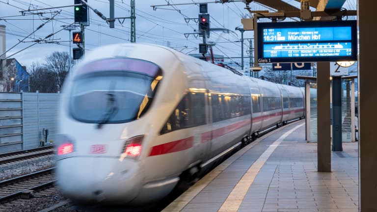 Kétszáz kilométer per óránál nyílt ki a száguldó vonat ajtaja, azonnal vészfékezett a mozdonyvezető