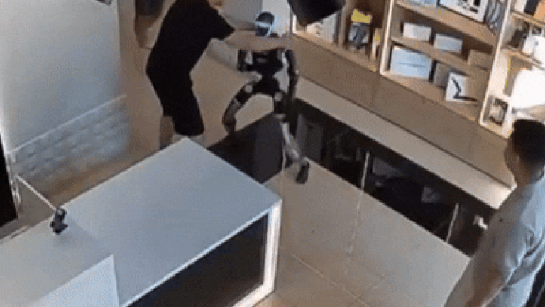 Elszabadult az üzletben: embert támadott egy humanoid robot, hárman tudták csak lefogni