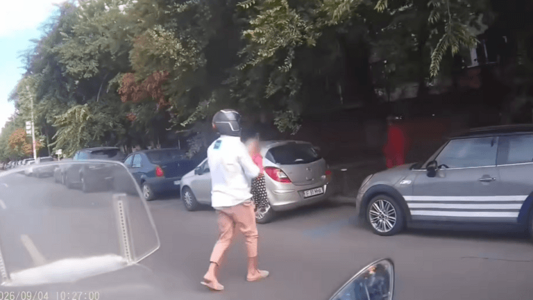 Autók között bolyongott egy kétéves kislány, egy korábbi valóságshow szereplője mentette meg