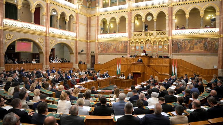 A hétfői balhé és Toroczkai László kitiltása után újra ülésezik a parlament - Az Országgyűlés ülése