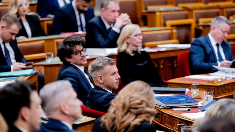 Nagy Attila Tibor: Magyar Péter név szerint megemlített, percekig méregetett, majd lefényképezett