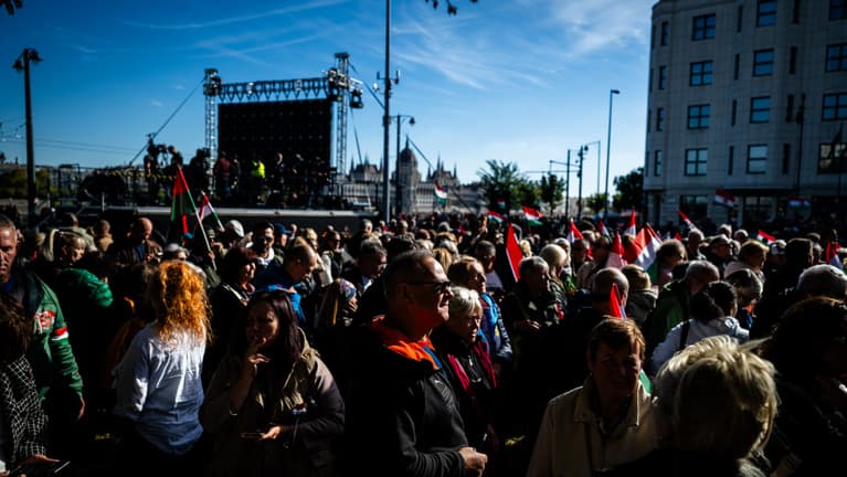 Megérkezett a zászlómenet a Bem térre, többen is felszólalnak a Fidesz rendezvényén