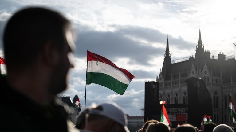Hét Gripen húzott el a Kossuth tér felett, elkezdődött Magyar Péter beszéde