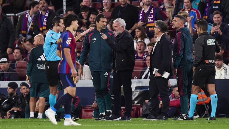 A vén zsivány fejtágítót tartott taktikából Hansi Flicknek az el Clásicón